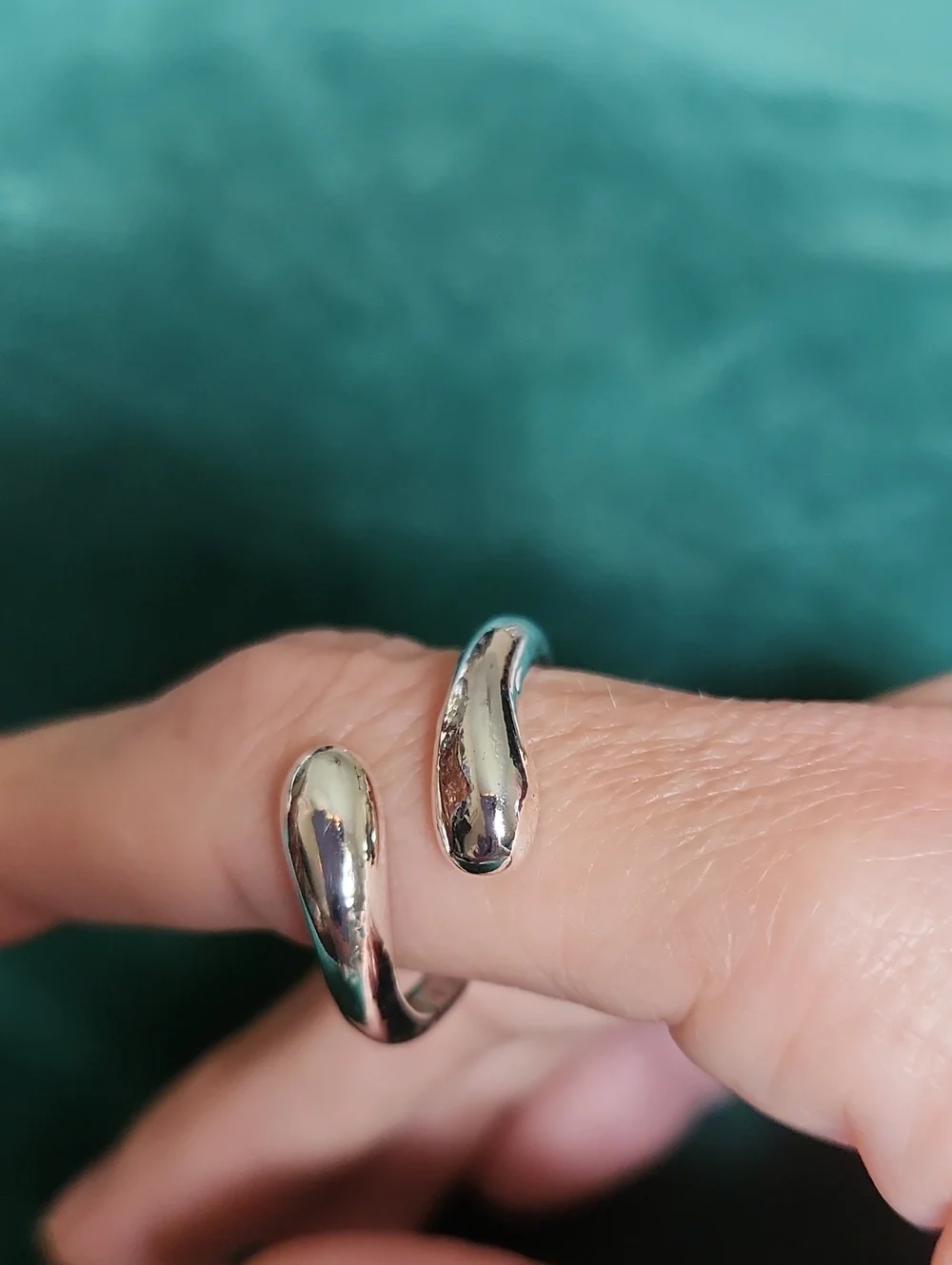 NWOT Sleek Open-Ended Silver Adjustable Water Drop Women's Ring